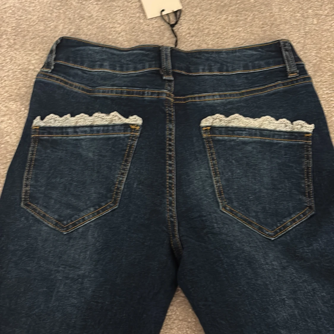 Blå bootcut jeans med spetsdetalj  - 2