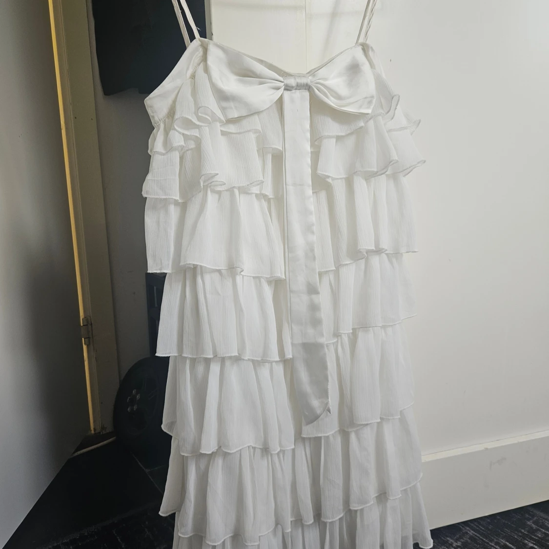 Vit volangklänning med rosett