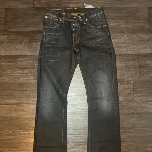 Nudie Jeans - Slacker Jack Night Thunder - Ett par riktigt snygga och unika nudie jeans modellen heter slacker Jack dem är bootcut fit. Dem har en speciell och riktigt snygg colorway som är lite ovanligare än andra. Dem är i storlek 32/34 mått finns också på sista bilden. Dessa är perfekt nu i höst vid funderingar eller diskussion kring pris är det bara att skriva mvh FABIANFASHION 