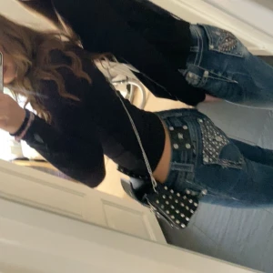 Miss me jeans♥️ - Säljer mina snygga miss me jeans då de inte kommer till användning längre♥️De är omsydda där nere till o vara lite flare🥰Midjemått; 74cm, Innerbenslängd; 80cm