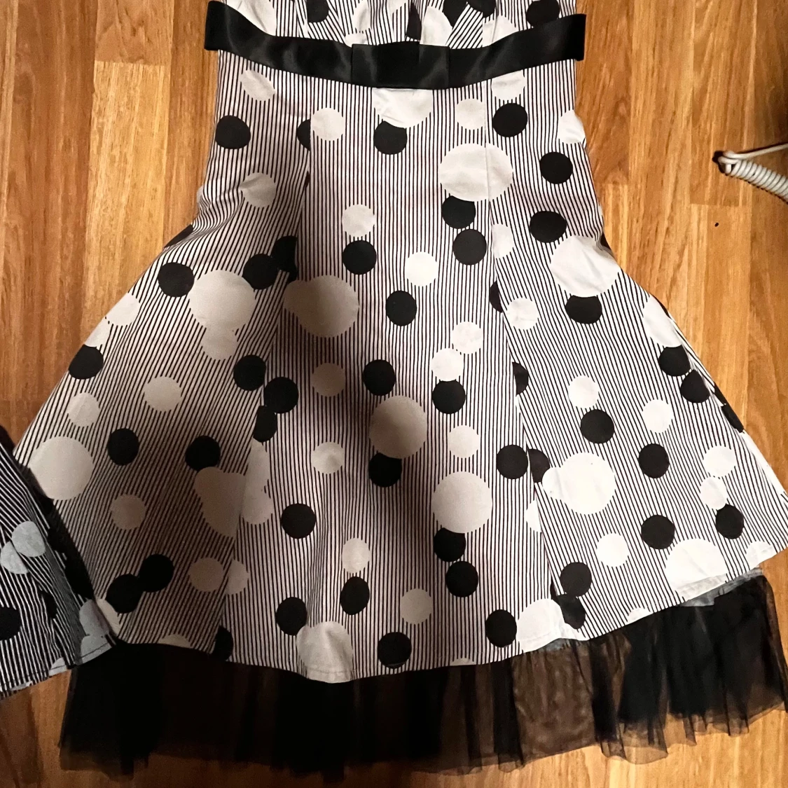 Svartvit prickig kjol med volang - 3
