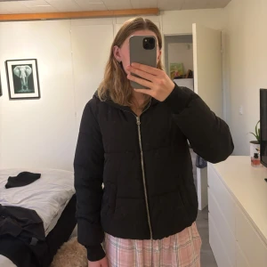 Svart jacka  - Köpt från JDY, vet inte vad de är för märke, storlek S, knappt använd, varm och go till vintern