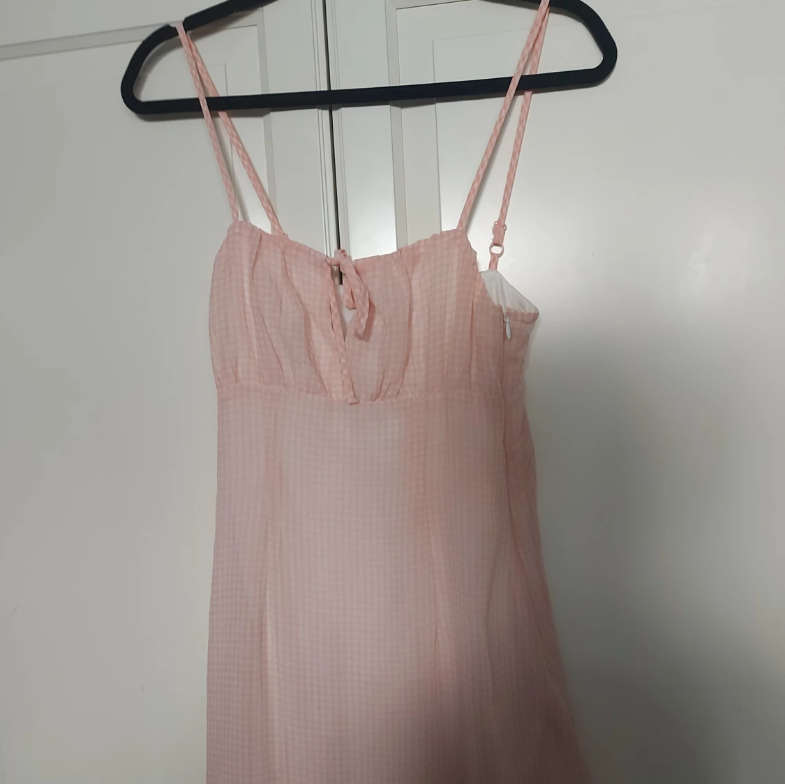 Rutig rosa kortklänning från Divided