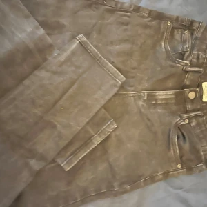 Svarta jeansbyxor från Lindex - Svarta jeansbyxor från Lindex i storlek 164. Klassisk femficksmodell med knapp och dragkedja framtill. Jeansen är slim. 