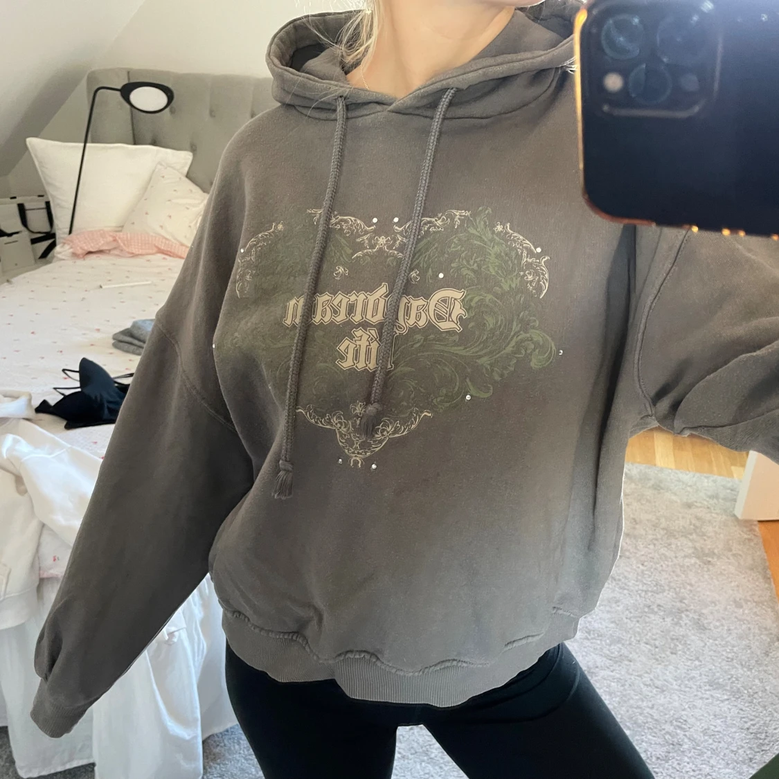 Grå hoodie med tryck och snörning - 2