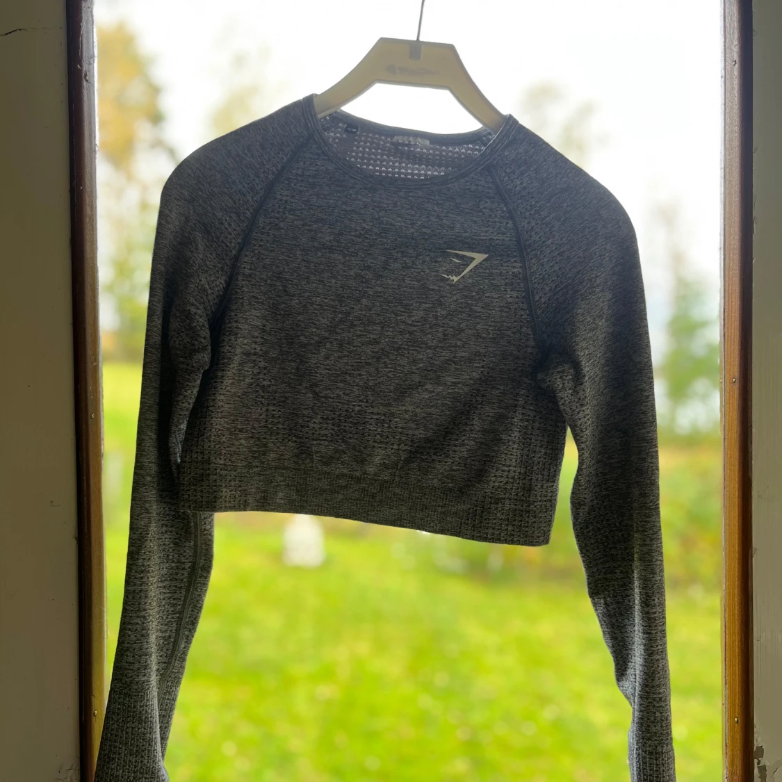 Grå croppad långärmad topp Gymshark - 1