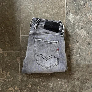 Replay anbass - Replay anbass jeans I riktigt bra skick. I princip nya. Strlk W31 L32. Bara att skriva vid frågor och funderingar!