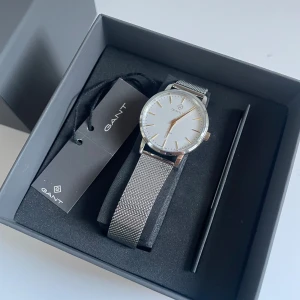 Gantklocka  - Silvrig klocka från Gant. Oanvänd i originalförpackning. 