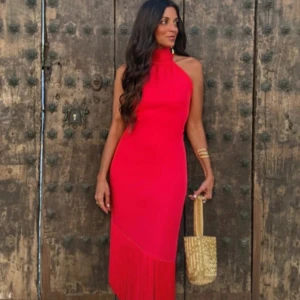 Röd långklänning - Snygg röd långklänning med halterneck och öppen rygg. Helt ny