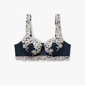 Intimissimi Bh mörkblå - Intimissimi Bh, sofia in pretty flowers, storlek 80C säljer pågrund av för stor för mig, den är använd men har fortfarande passformen och se som vanligt ut