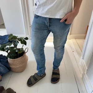 Jack and Jones jeans - Sköna Jack and Jones jeans. Inga defekter, modellen är 180,75 kg och bär 31/32  . Måten A: 39 cm B: 96 cm. 🏆😇