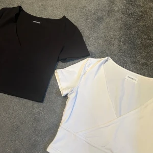 Svart och vit omlottopp från Even&Odd - Två croppade omlottoppar från Even&Odd, en i svart och en i vitt. 35kr/st 