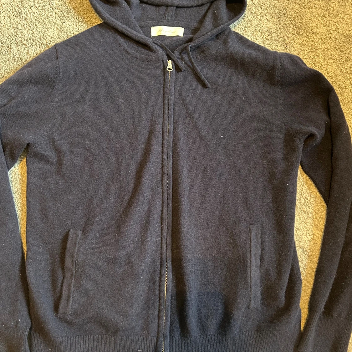 Mörkblå hoodie i kashmir från Sayless