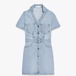 Jeansklänning från Zara - Säljer nu min jeans klänning från Zara. Använd 2-3ggr och tyckte inte jag passade i de. Nypris 450kr. Inga defekter alls💗