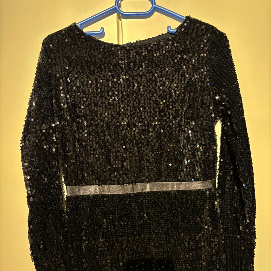 Svart lång paljettklänning med volang - 2