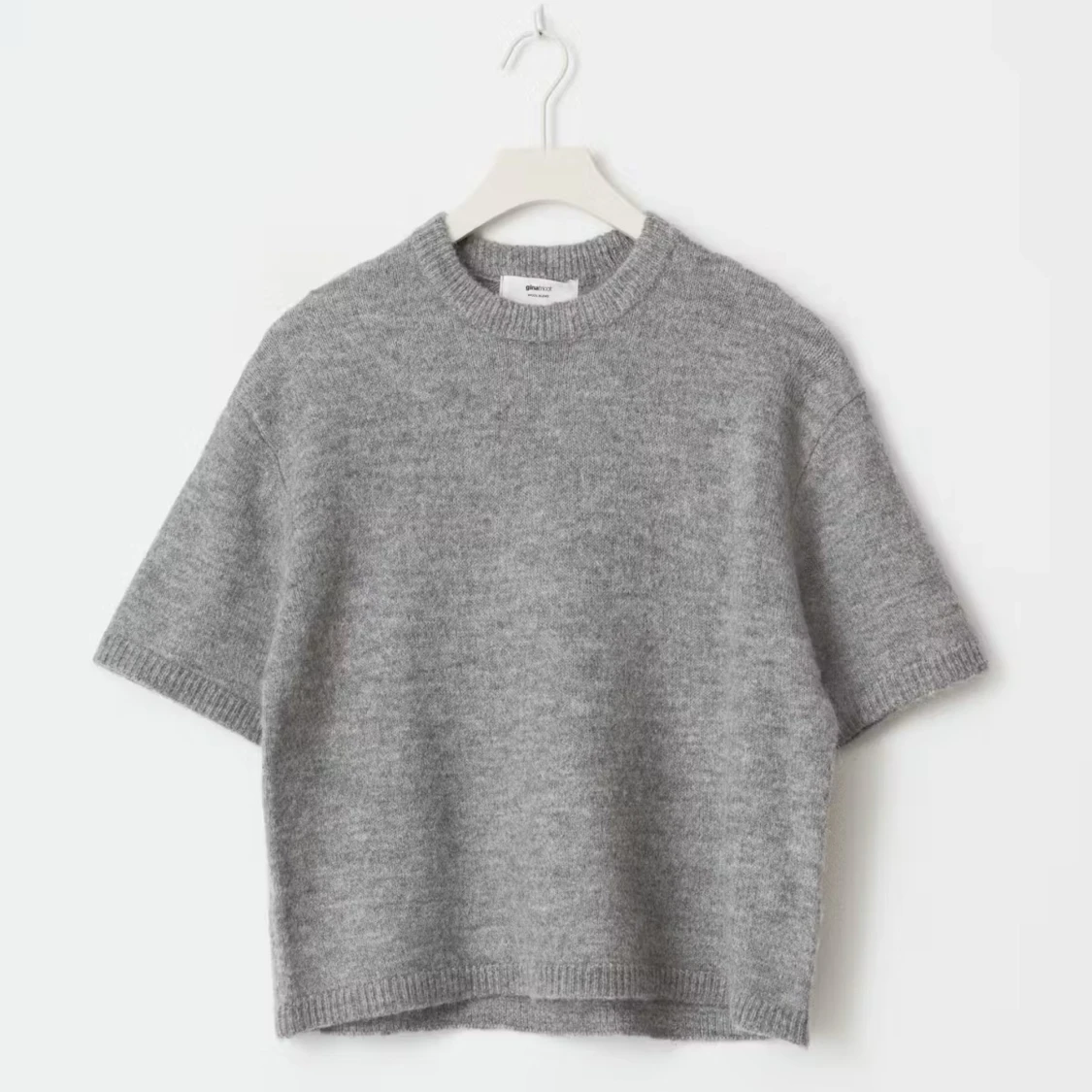 Grå stickad t-shirt 