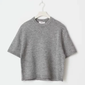 Grå stickad t-shirt  - grå stickad t shirt ifrån gina storlek 158/164🩷 nyskick 