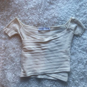 Offshoulder ribbad topp från Bershka - Krämvit tröja som är oanvänd, ny. Passar även någon i XS. Sitter tight vid armarna så att tröjan inte åker ner. Mer info hittar du i min bio😊