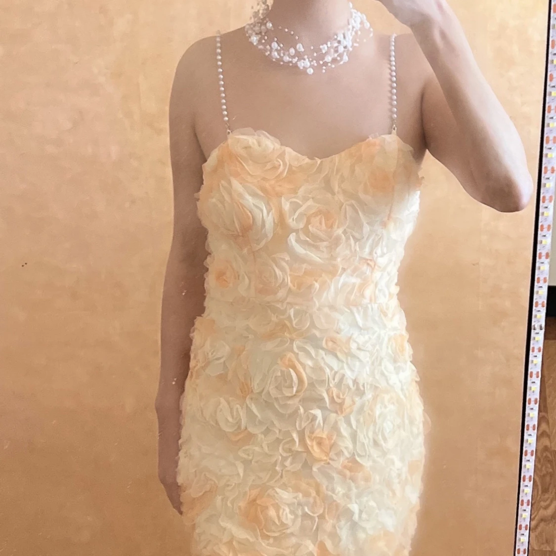 Champagnefärgad blommig kortklänning och 2 present 