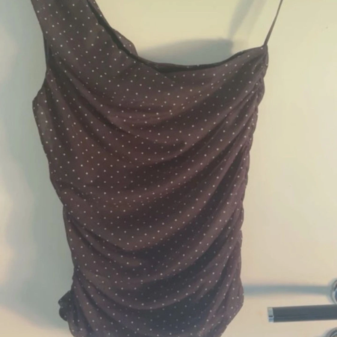 Brun prickig omlottklänning