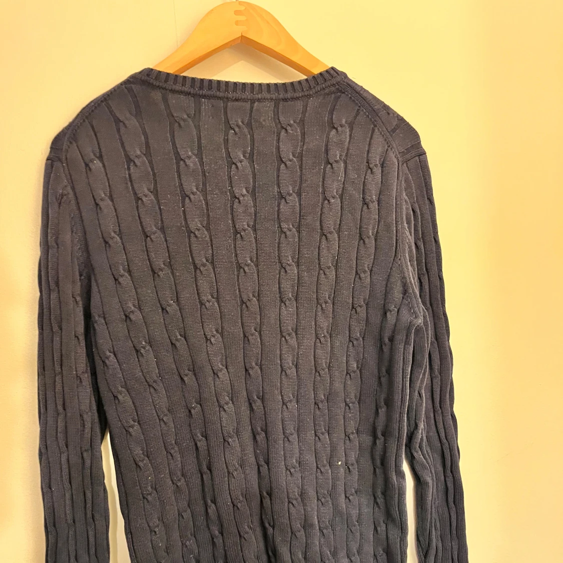 Mörkblå kabelstickad tröja från Gant - 1