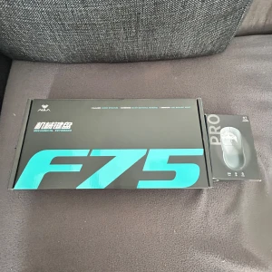 AULA F75 Mechanical Keyboard & REORS Pro Mouse - Snyggt set med AULA F75 mekaniskt tangentbord med RGB-belysning och REORS Pro trådlös mus. Tangentbordet har unika keycaps och är i nyskick, komplett med originalförpackning. Musen är vit, ergonomisk och levereras med USB-kabel och dongle. Perfekt för gaming eller kontor.