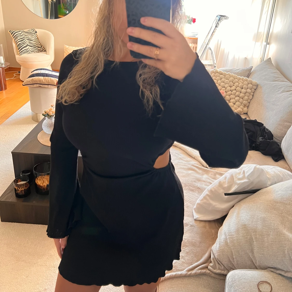 Svart ribbad kortklänning med cutout - 1