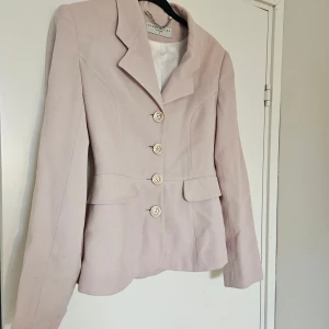 Karen Millen kavaj - Fin ljusrosa kavaj från Karen Millen. Vitt innerfoder. Jättefint skick. Storlek 8, motsvarande S