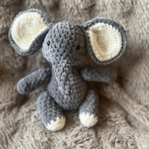 Virkad elefant  - En super gullig elefant till salu perfekt som ett gosedjur 🧸 Den är ca 21 cm hög. Elefanten har Säkerhetsögon som inte rekommenderas för barn under 3 år så ha detta i åtanke vid köp! 