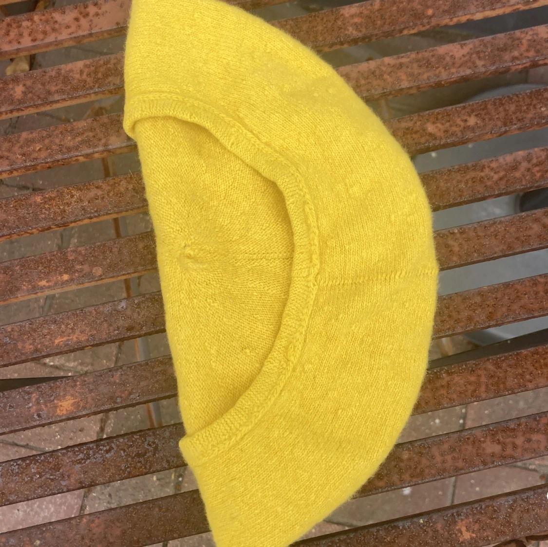 Gul basker i ull - 1