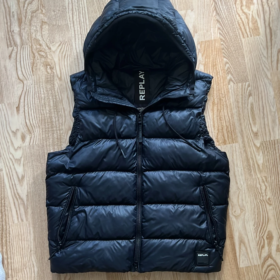 Svart dunväst med huva från Replay