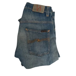 Nudie Jeans - Säljer dessa snygga jeans från nudie modellen heter (thin finn) väldigt bra skick inga defekter eller sitter dock lite tight så hade rekommenderat om du är 180 och väger 60 eller under så passar de perfekt. Hör av er för fler frågor eller funderingar 