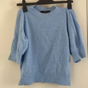 Ljusblå stickad tröja Vero Moda XS - Superfin ljusblå stickad tröja från Vero Moda i storlek XS. Tröjan har trekvartsärmar med lätt puff vid axlarna och bred ribbad mudd vid ärmslut och nederkant. Perfekt för lager-på-lager och ger en chill men ändå söt vibe.