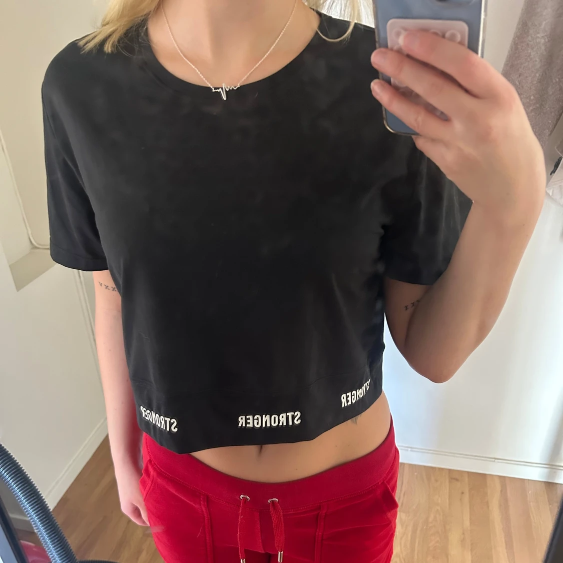 Svart croppad t-shirt med tryck - 1