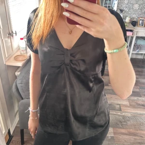 Satin topp - Söt topp, passar till både vardags och fest beroende på tillfälle🥰 storlek 38! 