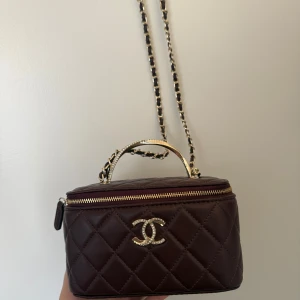 Vinröd crossbody / sminkväska - Denns väska funkar både som smink väska eller crossbody. Spegel inbyggd och autentisk läder! 