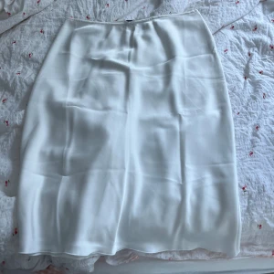 Vit satinkjol från BikBok - Helt oanvänd, passar som M/L