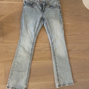 superfina lowrise bootcut jeans   - aldrig använda jeans från gina tricot, säljer då dom är för små på mig. jag är 168cm lång och jeansen är perfekt i längden för mig! pris kan diskuteras.
