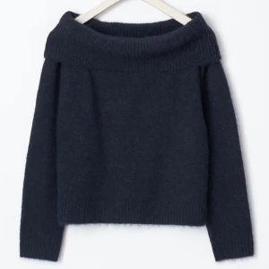 Stickad tröja - Supervacker, elegant och trendig marinblå stickad tröja av bra kvalité! Endast använd ett fåtal gånger. Storleken motsvarar ungefär xxs-xs. Perfekt nu inför hösten 🩷