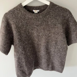 Stickad tröja - Superfin, mysig och trendig brun stickad tröja av bra kvalité! Storlek 158/164 vilket motsvarar typ xs. Helt oanvänd. Perfekt nu inför hösten 🩷