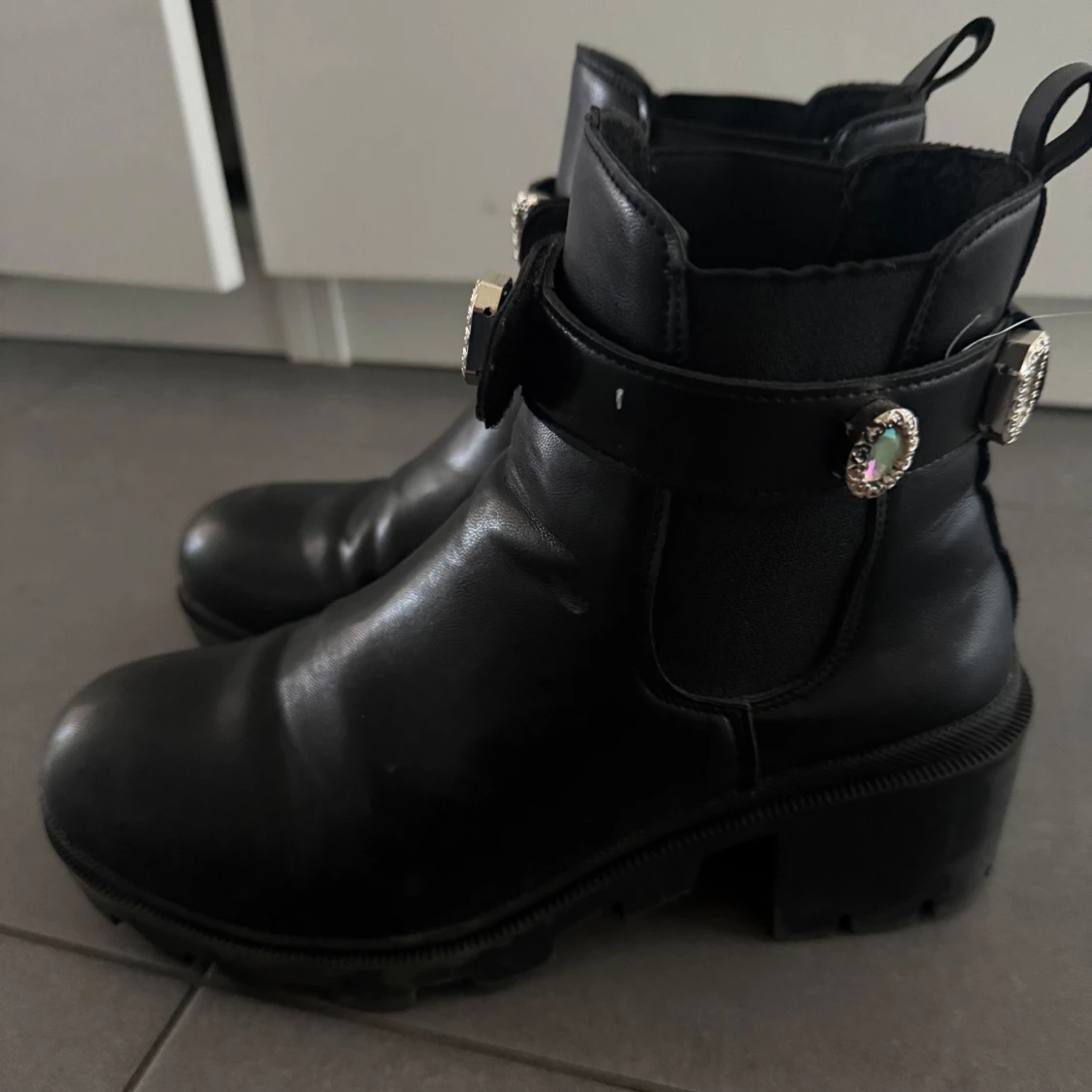 Svarta boots med smyckade spännen - 3