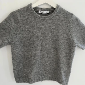 Stickad tröja - Superfin, mysig och trendig grå stickad tröja med korta ärmar av bra och skön kvalité! Perfekt nu inför hösten 🩷