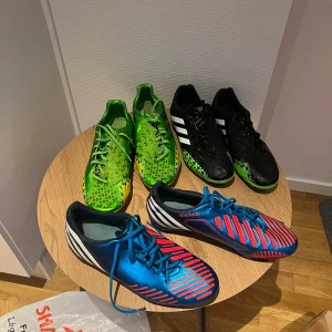 Tre par Adidas fotbollsskor - Säljer tre par Adidas fotbollsskor i olika färger : Gröna skorna : strl 45 svarta : 44  blå : 44 2/3 sålda✅