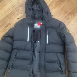 Säljer min canada zavetti jacka. - Säljer min vinterjacka då den inte passar mig längre den är jätte varm och en perfekt vinterjacka inför kylan! 