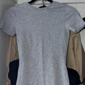 Grå t-shirt från Intimissimi - Basic tajt grå tshirt från Intimissimi i storlek S. 