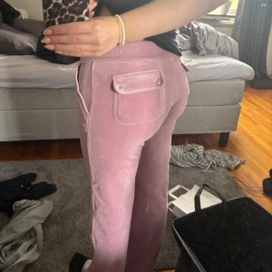 Rosa mjukisbyxor från Juicy - Snygga mjukisbyxor från Juicy Couture i storlek S💕Välanvända och har lite missfärgning längst ner vid byxkanten. Nypris 1200kr. Vill du ha fler bilder är det bara att skriva till mig!💞