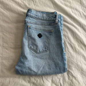 Arbrand  bootcut jeans A99 Low Boot - Säljer ett par snygga Arbrand jeans i modellen A99 Low Boot i storlek 27/AU9. Säljer pågrund av att dom för förstora. Köpte för 1000kr. ☺️🙌🏻