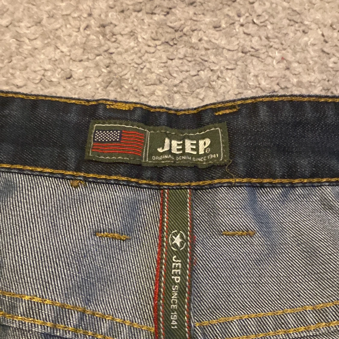 Mörkblåa jeans från Jeep med brodyr - 4