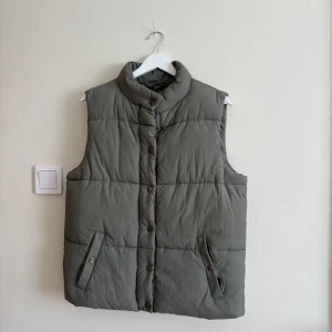 Grå/grön väst från Neo Noir - Jättefin väst från Neo Noir💕 strl s!