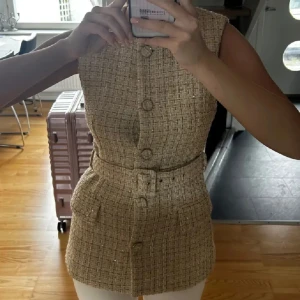 Beige väst från Zara med bälte - Väst med bälte från Zara, aldrig använd.